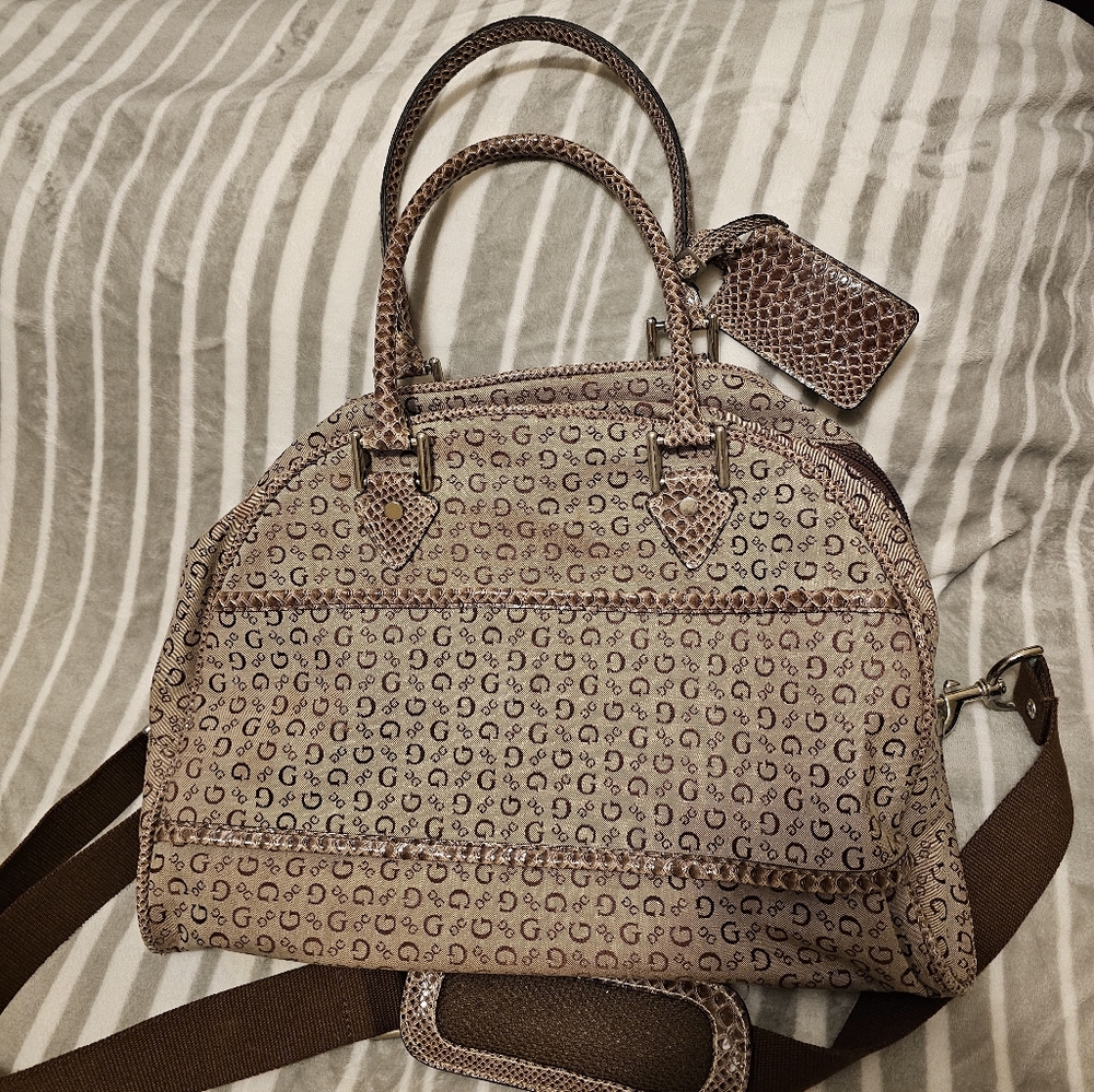 GUESS Women's Tan Beige Logo Print Large Tote Trawler Duffle Bag.